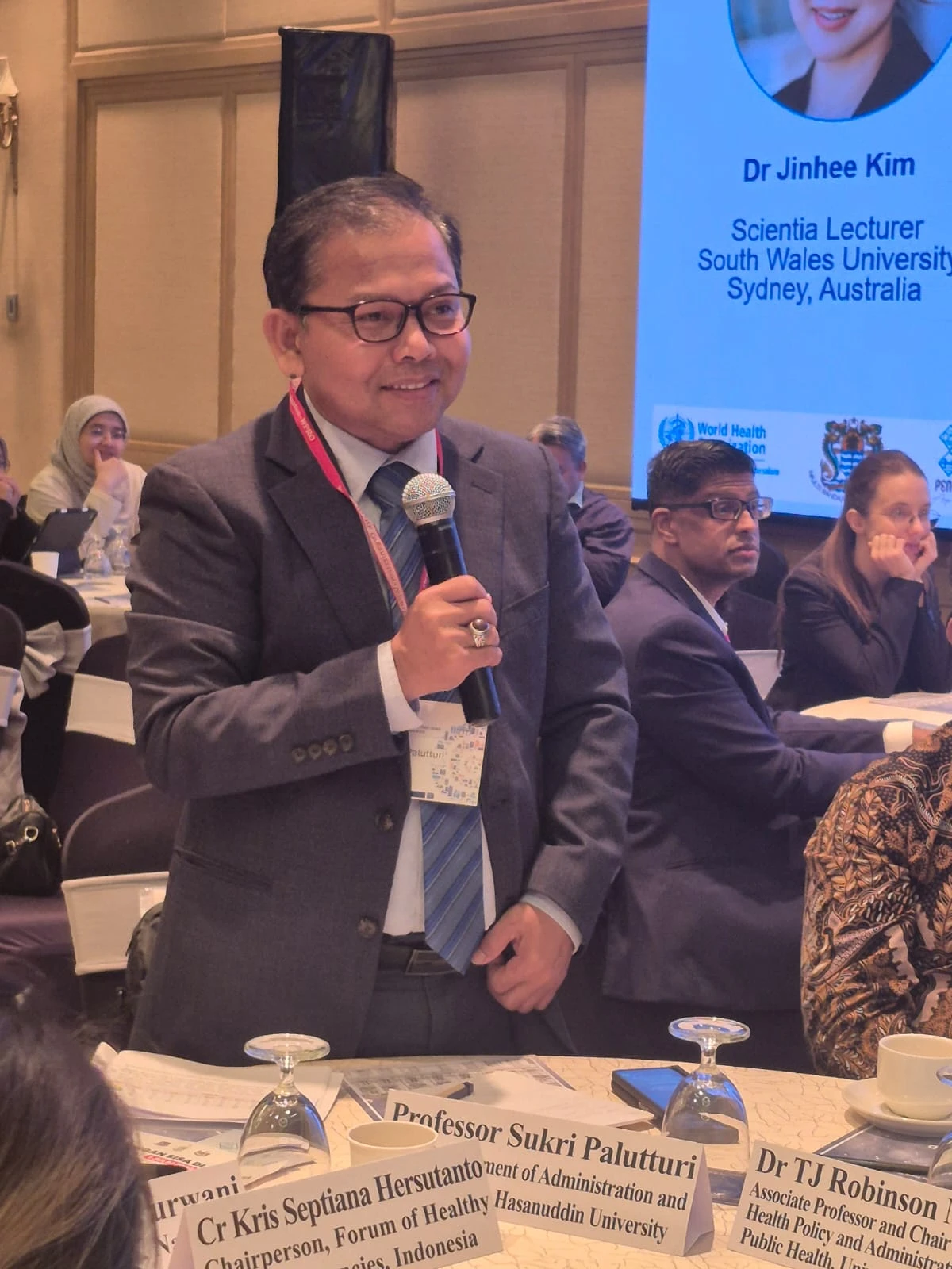 Dekan Fakultas Kesehatan Masyarakat Universitas Hasanuddin (FKM Unhas), Prof. Sukri Palutturi, PhD, menyampaikan pandangannya mengenai tantangan dan strategi pembangunan kota sehat di Asia Pasifik, dalam Pertemuan Walikota Asia Pasifik tentang Penguatan Pengaturan Tatanan Sehat di bawah AFCC, Penang, Malaysia.